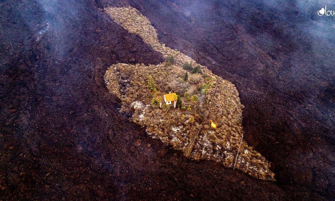 Feita com um drone, a fotografia mostra a casa intacta em meio à lava do vulcão Cumbre Vieja Foto: Reprodução / Instagram / I Love The World