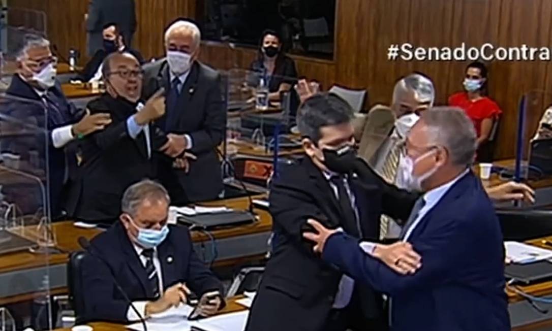 Randolfe Rodrigues tenta conter o relator Renan Calheiros de se aproximar de Jorginho Mello Foto: Reprodução/TV Senado