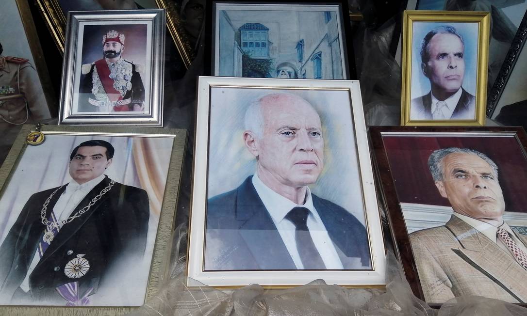 Quadro do presidente da Tunísia, Kais Saied (C), ao lado das imagens dos ex-presidentes Zine ben Ali (E) e Habib Bourguiba (D), expostos em uma loja de Túnis Foto: JIHED ABIDELLAOUI / REUTERS