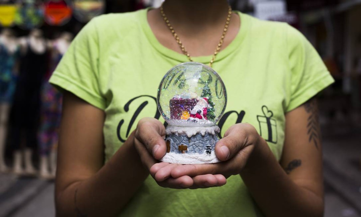 O Saara, comércio popular do Centro do Rio, já tem objetos de decoração com motivos natalinos em oferta Foto: Maria Isabel Oliveira / Agência O Globo