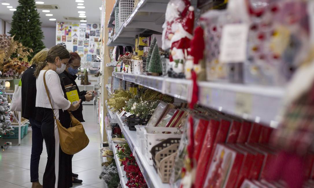 Loja na Rua Senhor dos Passos, Saara já está em clima de Natal Foto: Maria Isabel Oliveira / Agência O Globo