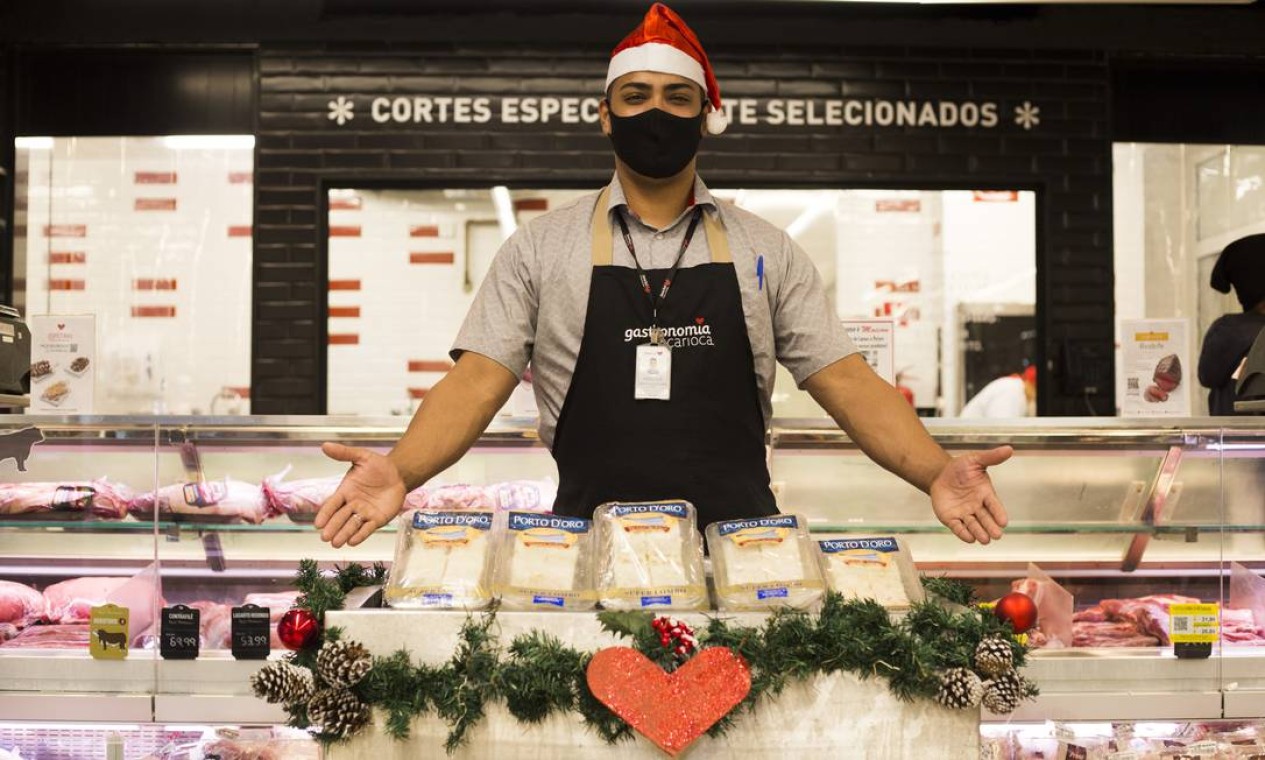 Vinícius Rodrigues, 26 anos, exibe as ofertas do bacalhau em mercado em Ipanema, Zona Sul do Rio Foto: Maria Isabel Oliveira / Agência O Globo