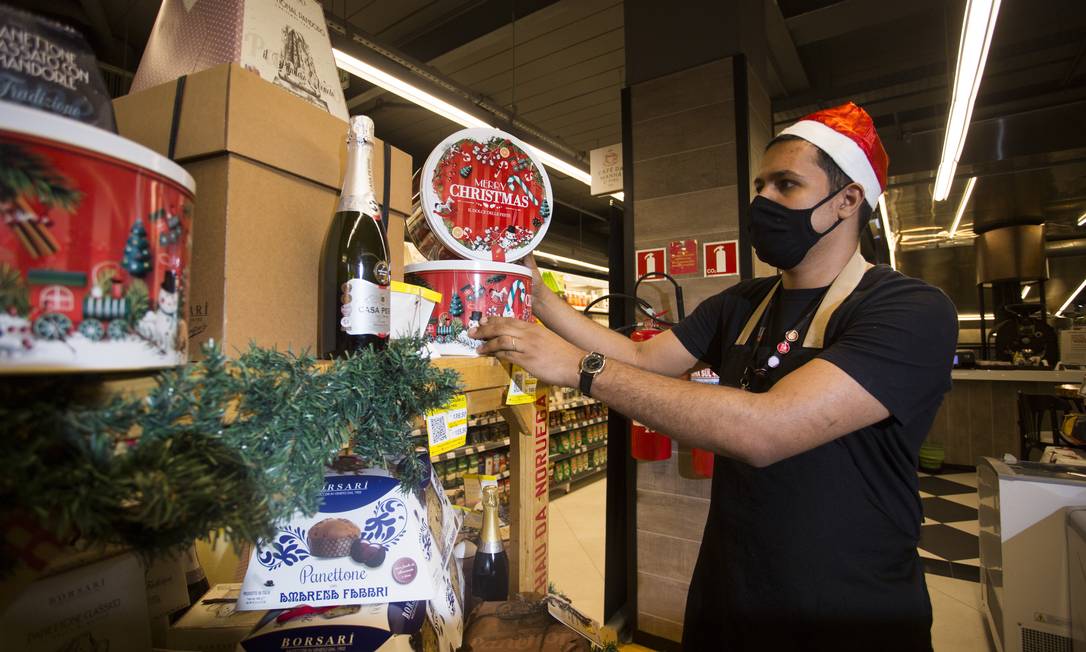 Funcionários já usam gorro de papai noel em supermercado de Ipanema Foto: Maria Isabel Oliveira / Agência O Globo