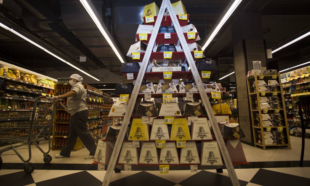 Pilha de panetone formam árvore de Natal em supermercado em Ipanema Foto: Maria Isabel Oliveira / Agência O Globo