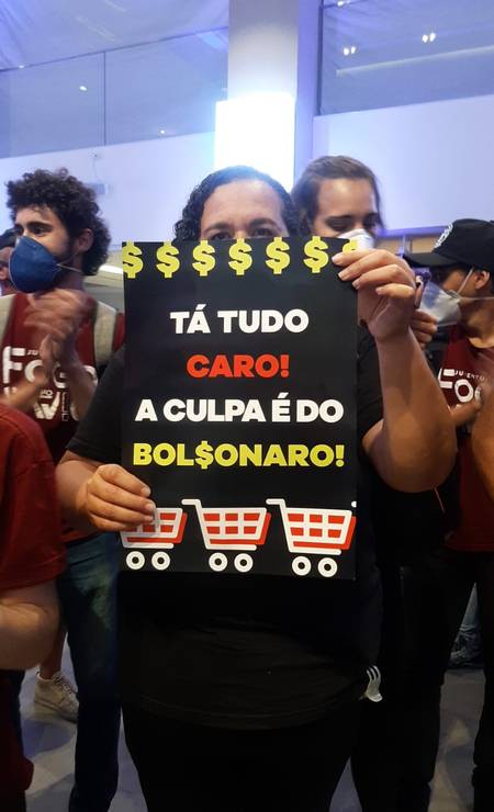 Manifestante segura cartaz contra a gestão da economia do presidente Bolsonaro Foto: Reprodução / Twitter