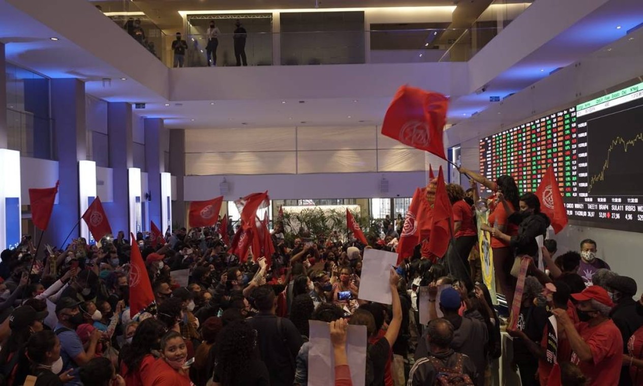 Liderados pelo Movimento dos Trabalhadores Sem Teto (MTST), os integrantes ocuparam o térreo do prédio, no centro da capital paulista Foto: Reprodução / Twitter