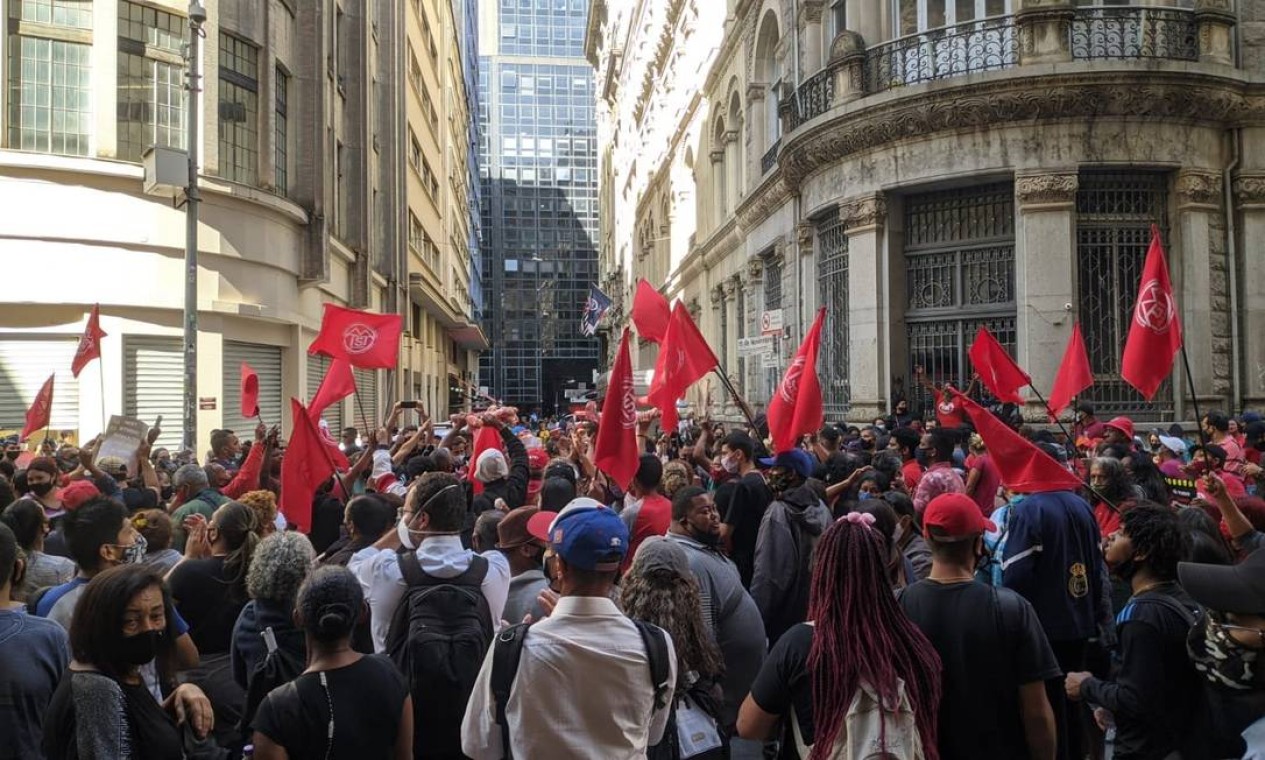 Manifestantes se reúnem em frente ao prédio da Bolsa, no centro de São Paulo Foto: Reprodução / Twitter