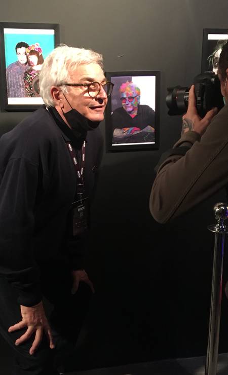 O cenógrafo Chico Spinoza posa ao lado do retrato que Rita Lee fez dele Foto: Luccas Oliveira