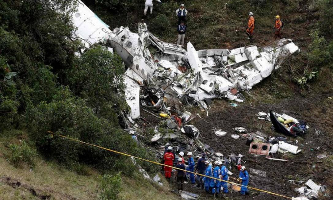 Equipes de resgate trabalham após acidente com avião da Chapecoense Foto: Jaime Saldarriaga / Reuters