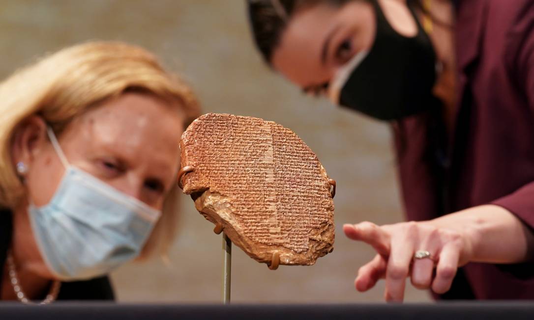 Pesquisadoras observam de perto tabuleta de Gilgamesh durante cerimônia de repatriação da obra para o Iraque, em Washington, EUA Foto: KEVIN LAMARQUE / REUTERS