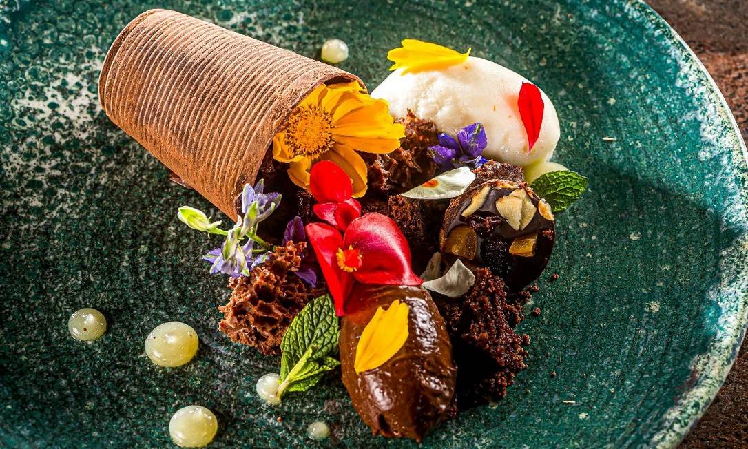´Bouquet floral&#039; de chocolate e cupuaçu: sobremesa de toque francês no restaurante da Casa Marambaia, na serra Foto: Leonardo Guimarães