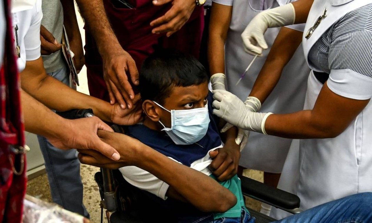 Em Colombo, no Sri Lanka, crianças de 12 anos e com comorbidades começam a ser vacinadas contra Covid-19 Foto: ISHARA S. KODIKARA / AFP