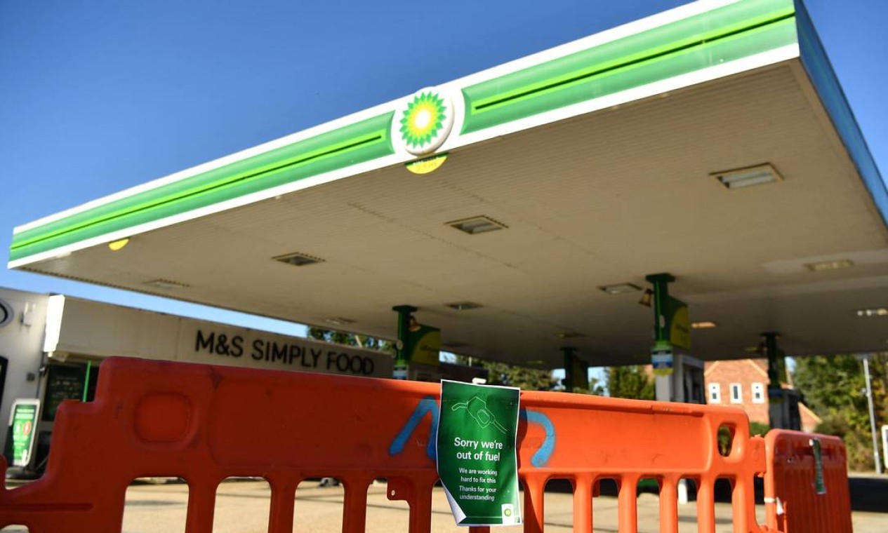 Postos de combustíveis no Reino Unido, Inglaterra, tiveram que fechar atendimentos por falta de gasolina nas bombas Foto: BEN STANSALL / AFP