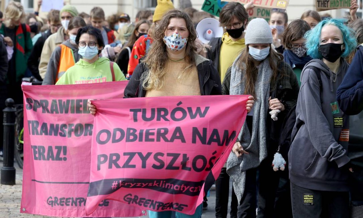 Manifestantes participam da Greve Climática Global do movimento "Fridays for Future" (sextas-feiras para o fututo), em Varsóvia, Polônia Foto: KACPER PEMPEL / REUTERS