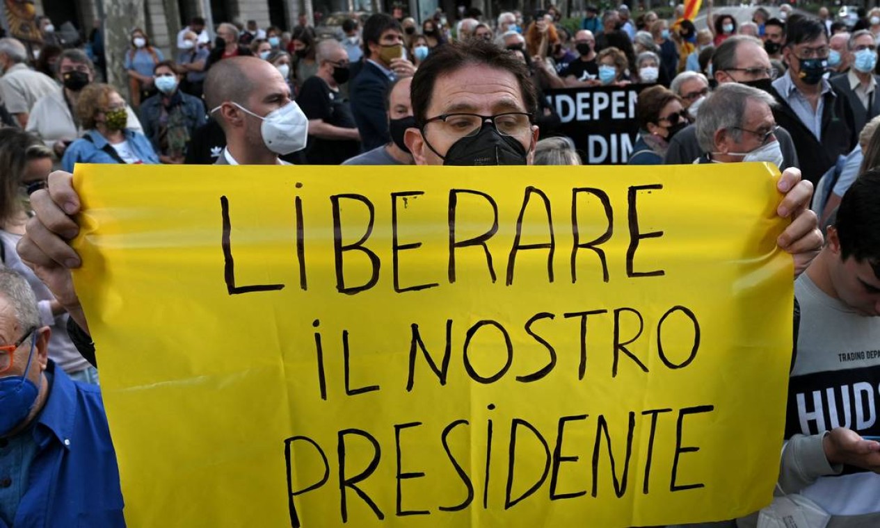"Liberte nosso presidente", é o que manifestantes exigem em Barcelona, na Itália, após o ex-presidente catação Carles Puigdemont ser preso por sedição Foto: LLUIS GENE / AFP