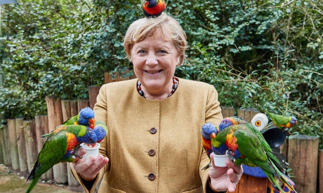 Chanceler alemã, Angela Merkel, posa enquanto alimenta pássaros em Marlow, no Norte da Alemanha Foto: GEORG WENDT / AFP/23-9-21