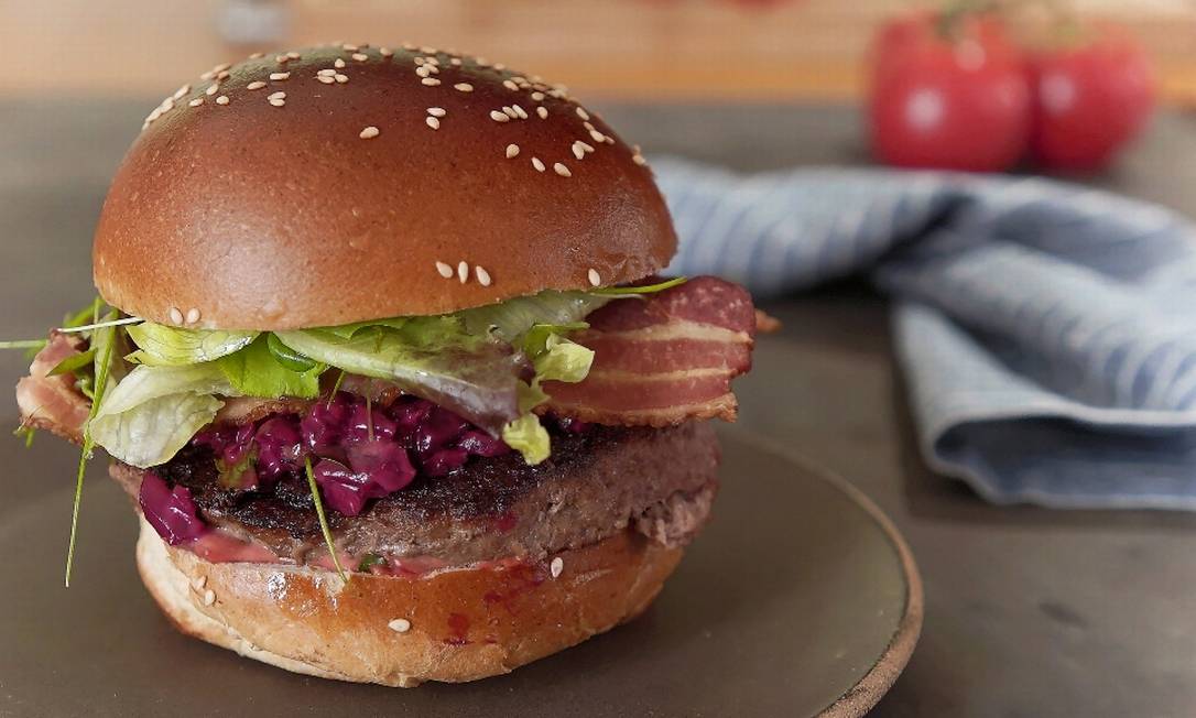 Hambúrguer de Angus com tartare de beterraba: o passo a passo quem ensina é a dupla Troisgros e Batista Foto: Divulgação