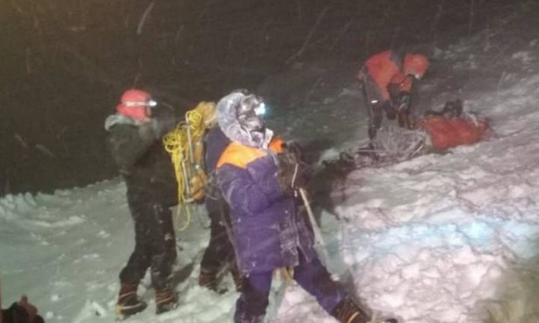 Grupo de 19 pessoas foi surpreendido por forte tempestade de neve no Monte Elbrus, na Rússia Foto: AFP PHOTO / Russian Emergencies Ministry / AFP
