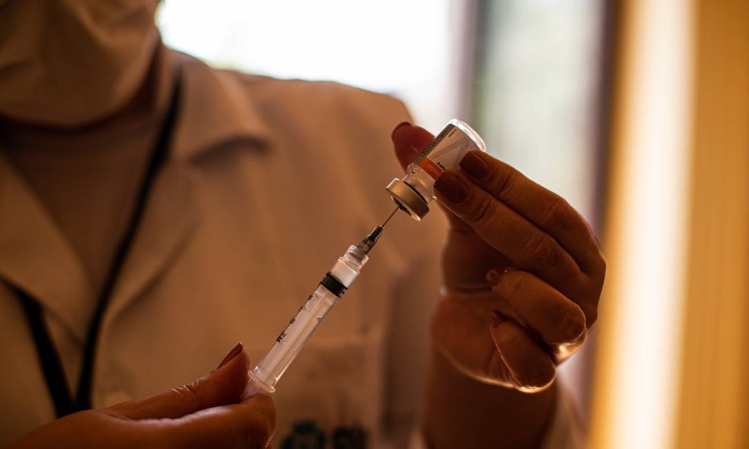 Profissional de Saúde prepara dose de vacina contra a Covid-19 para aplicação Foto: Hermes de Paula / Agência O Globo