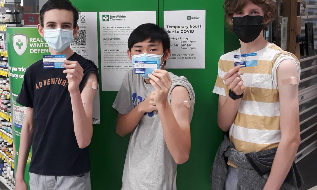 Os adolescentes decidiram revelar suas identidades nesta quinta-feira, quando receberam a primeira dose da vacina contra a Covid-19. Foto: Reprodução / Twitter