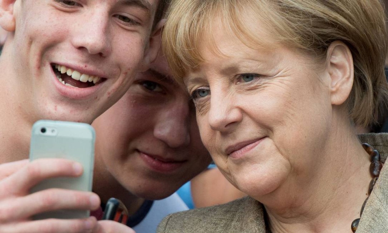 ngela Merkel posa para uma selfie com alunos da escola primária "Praelat-Diehl" em Gross-Gerau, oeste da Alemanha Foto: BORIS ROESSLER / AFP - 30/09/2014