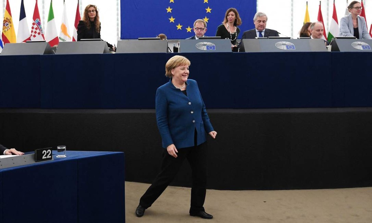 Angela Merkel chega para sessão plenária no Parlamento Europeu, em Estrasburgo, leste da França Foto: FREDERICK FLORIN / AFP - 13/11/2018