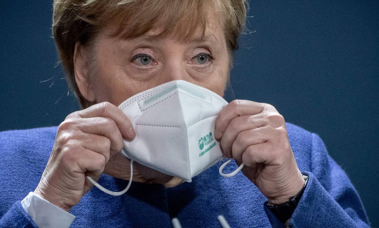 Angela Merkel coloca sua máscara facial após dar uma declaração sobre o resultado da eleição nos Estados Unidos da América em Berlim Foto: MICHAEL KAPPELER / AFP