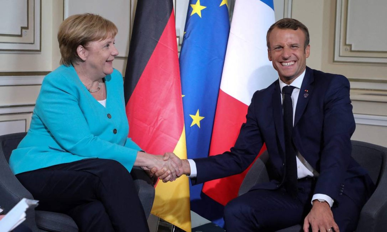Angela Merkel cumprimenta opresidente da França Emmanuel Macron durante uma reunião bilateral no Hotel du Palais em Biarritz, sudoeste da França, no primeiro dia de Cúpula anual do G7, em 2019 Foto: LUDOVIC MARIN / AFP - 24/08/2019