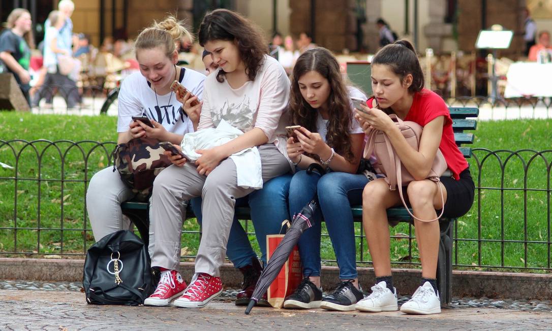 Adolescentes não devem ficar 24h no celular. Foto: Pixabay