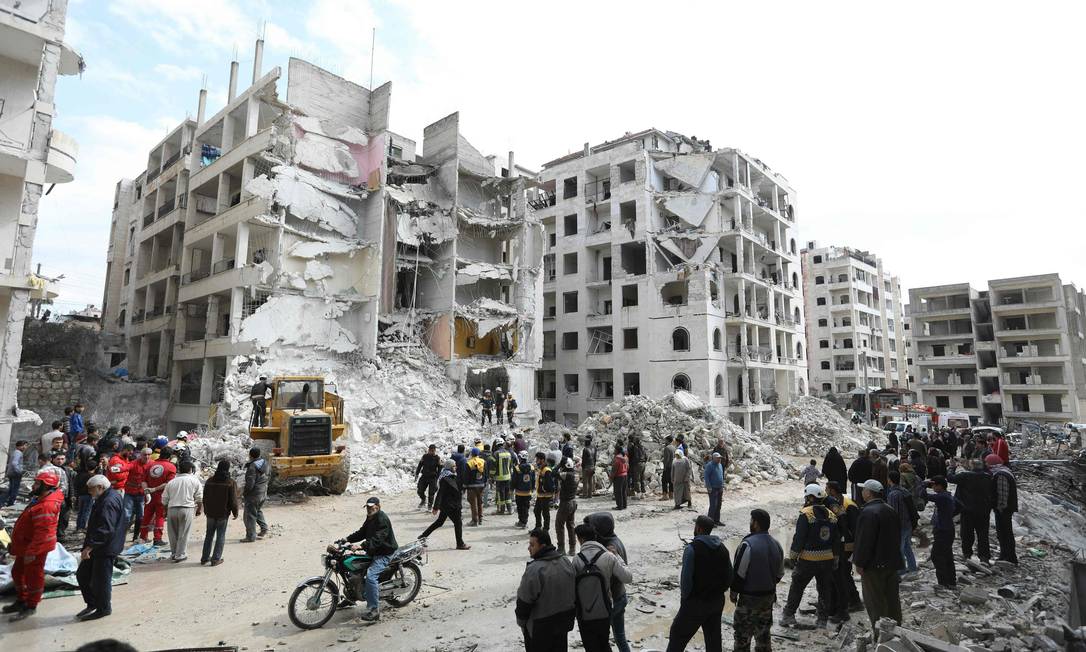 Imagem mostra os escombros de explosão na cidade de Idlib, no Noroeste da Síria, devastada pela guerra Foto: OMAR HAJ KADOUR / AFP/10-04-2018