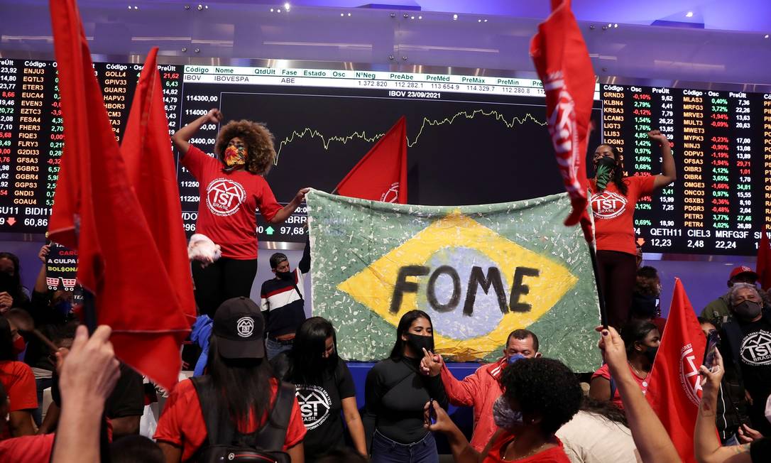 O Touro de Ouro da Bolsa de Valores não durou um dia intacto. Amanheceu  hoje com um lambe-lambe cravado no lombo: FOME é o que se lê  (@VictorFerreira) : r/brasil