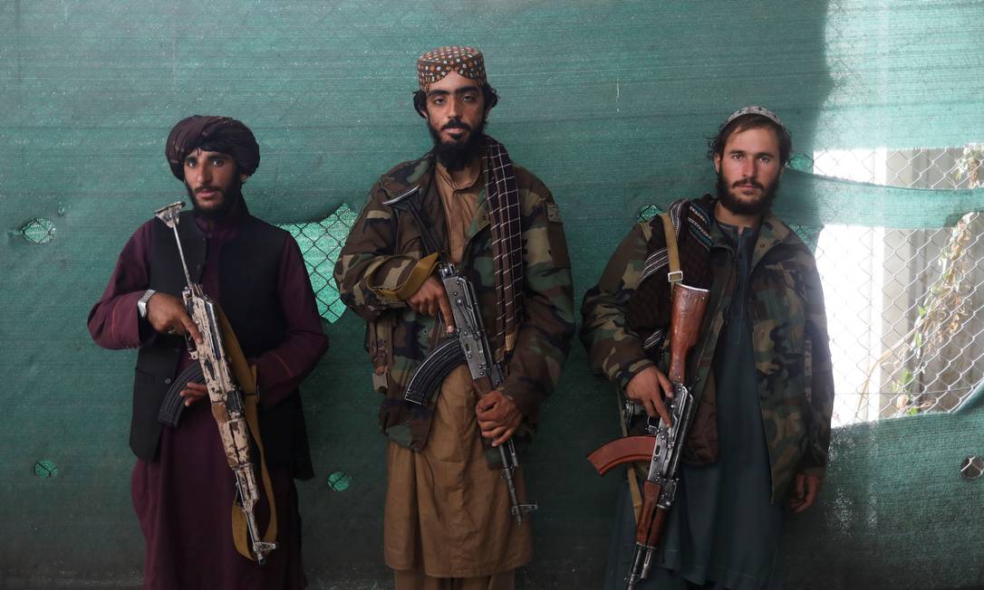 Soldados talibãs aguardam na Base Aérea de Bagram em Parwan, Afeganistão Foto: WANA NEWS AGENCY / REUTERS/23-09-2021