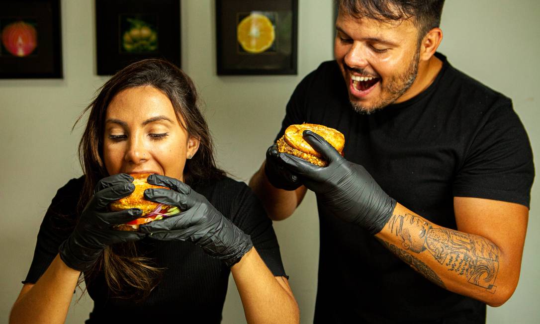 A cantora Joyce Ribeiro e o biomédico Alexandre Salume criaram a marca de hambúrgueres saudáveis Soul Fit Foto: Divulgação/ Mariani Rosa 