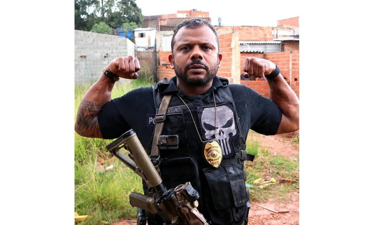 No final de junho, a Polícia Civil de São Paulo transferiu o delegado Da Cunha para funções administrativas e determinou que ele tivesse armas e distintivos recolhidos. Também pesou contra ele o fato de ostentar armas e acessóriios comas insgínias "Justiceiro" e "Pantera Negra" Foto: Reprodução / Instagram