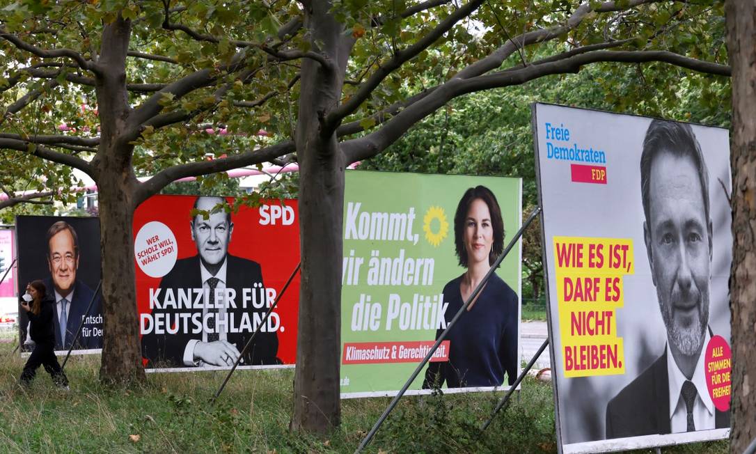 Cartazes dos principais candidatos ao governo alemão nas ruas de Berlim; da frente para trás: Christian Linder, do FDP; Annalena Baerbock, dos Verdes; Olaf Scholz, do SPD; e Armin Laschet, da CDU Foto: FABRIZIO BENSCH / REUTERS