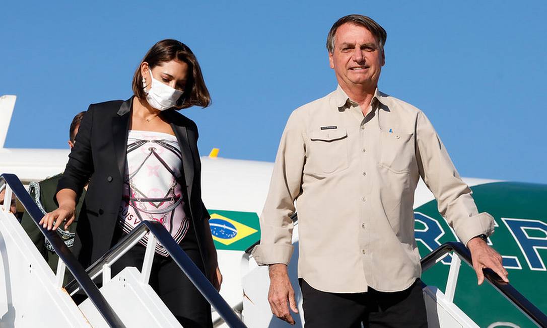 Bolsonaro à filha Laura: Quem pilota melhor, ele ou ela?, em voo de volta  da Índia 