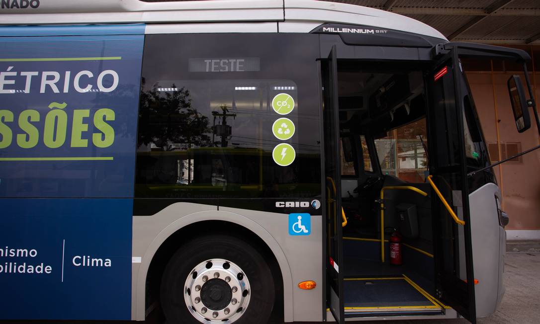 Ônibus elétrico que está sendo testado para transporte urbano em Niterói Foto: Maria Isabel Oliveira / Agência O Globo