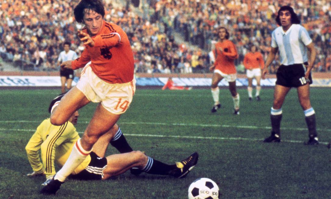 Cruyff em partida contra a Argentina na Copa do Mundo de 1974 Foto: STF / AFP