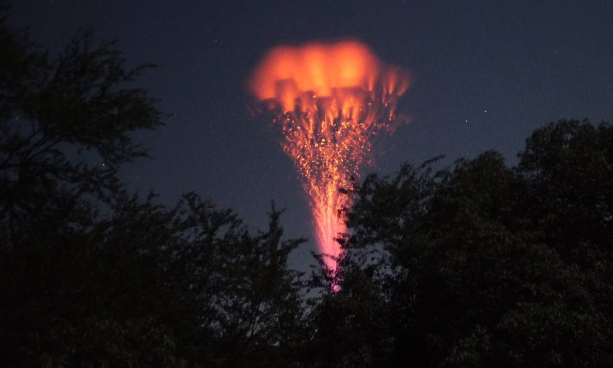 Raio jato gigante com bolas de fogo que surgiu no céu entre Porto Rico, território norte-americano no Caribe, e as Ilhas Virgens Britânicas Foto: Reprodução