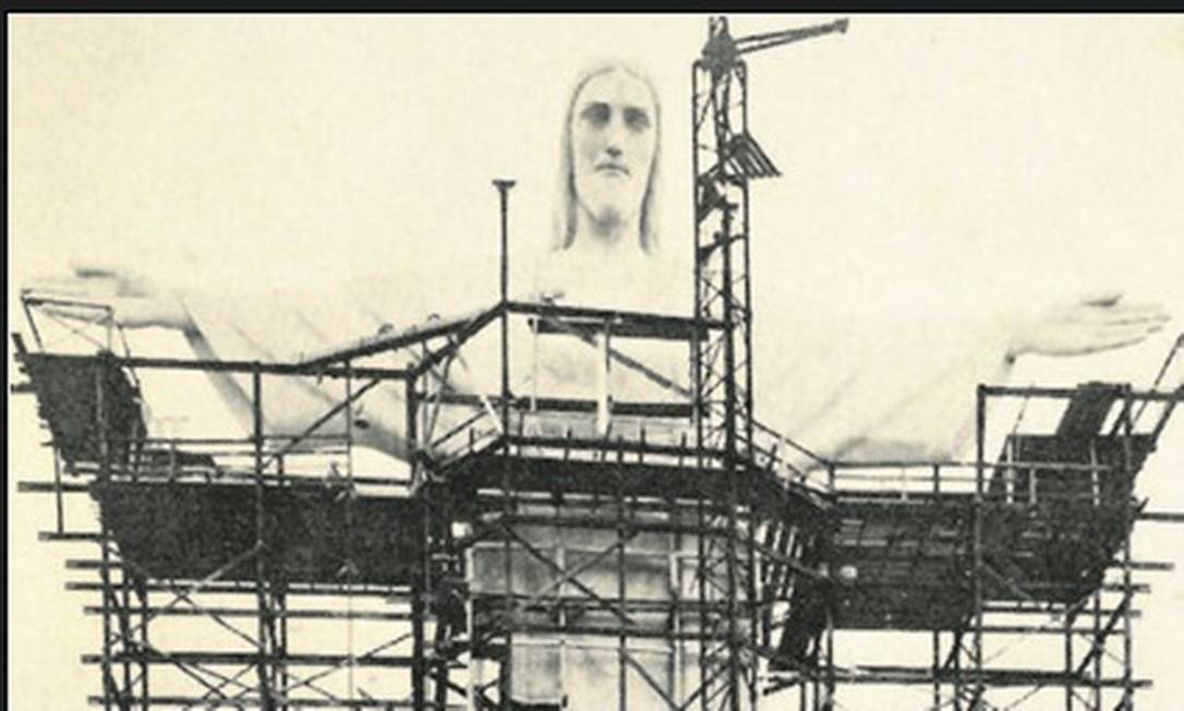 Monumental. Estátua cercada de andaimes na sua construção: Paul Landowski deu forma, no seu ateliê em Paris, à escultura, projetada pelo engenheiro Heitor da Silva Costa Foto: Arquivo