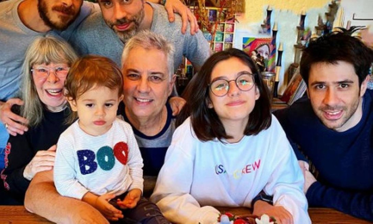 Rita Lee e Roberto de Carvalho rodeados pelos filhos e netos, em novembro de 2019 Foto: Reprodução