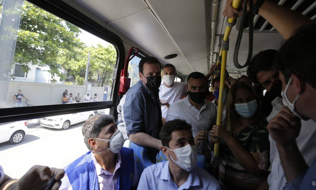 O prefeito Eduardo Paes viajou a bordo de ônibus do BRT com comitiva do município na reabertura de estações da Transoeste Foto: Marcia Foletto / Agência O Globo