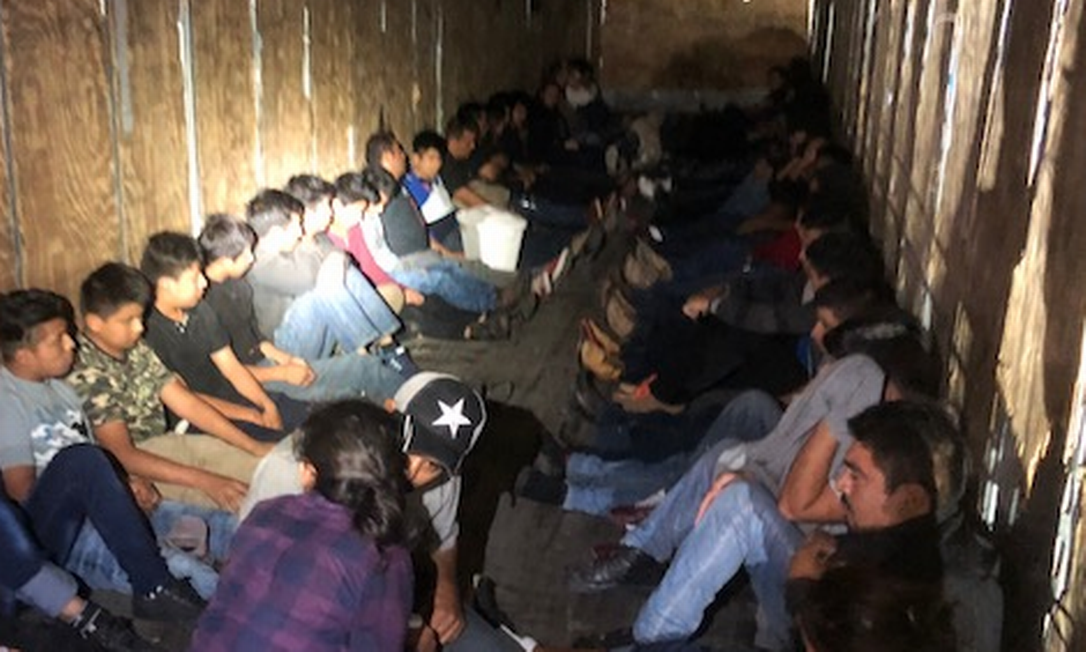 Imigrantes ilegais flagrados em Laredo, no Texas, EUA, em abril de 2018 Foto: Divulgação