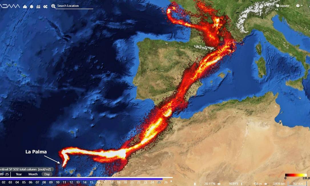 Imagem de satélite mostra o trajeto da nuvem de fumaça do vulcão Cumbre Vieja Foto: Adam Plaftorm/Divulgação
