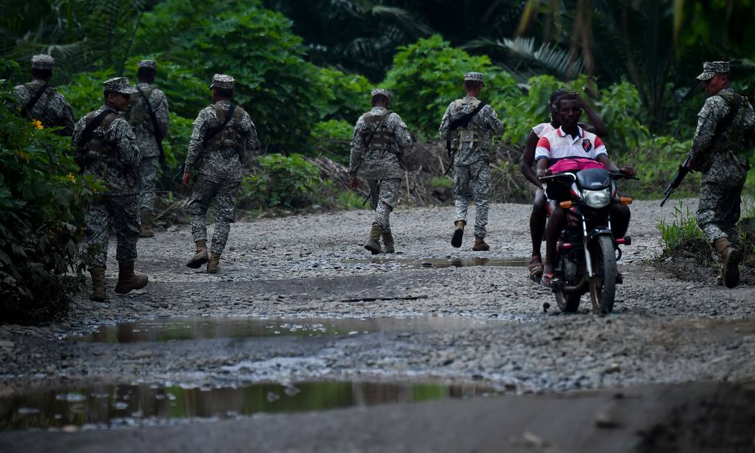Militares patrulham área do município colombiano de Tumaco Foto: RAUL ARBOLEDA / AFP