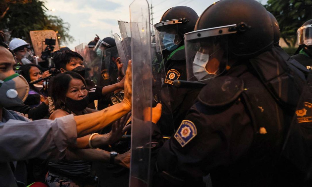 Manifestantes confrontam a polícia em Bangkok, capital da Tailândia, para pedir a renúncia do ditador Prayut Chan-O-Cha Foto: JACK TAYLOR / AFP