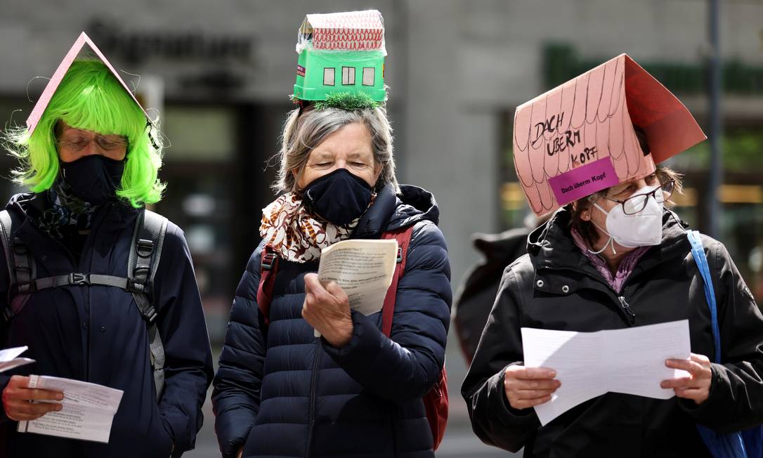 Manifestantes utilizam adereços nas cabeças em ato contra o preço dos aluguéis em Berlim, na Alemanha Foto: CHRISTIAN MANG / REUTERS