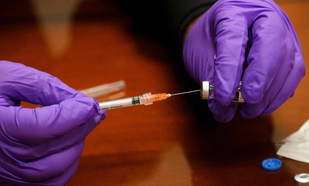 Nova vacina para o mundo: a Clover mostrou 100% de eficácia constra casos graves e hospitalizações Foto: PATRICK T. FALLON / AFP