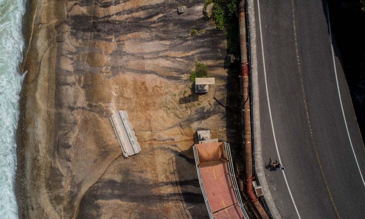 Ciclovia da Avenida Niemeyer, que liga Leblon e São Conrado não opera normalmente desde que foi destruída por uma ressaca em 2016 Foto: Brenno Carvalho / Agência O Globo