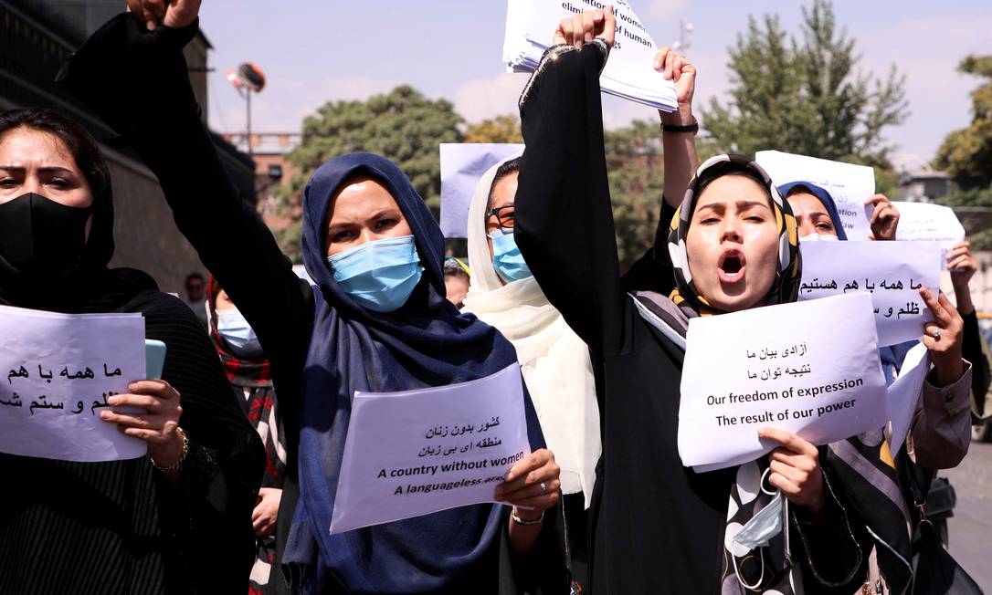 Mulheres afegãs protestam, em Cabul, contra o Talibã e pela preservação de seus direito e conquistas na educação Foto: STRINGER / REUTERS